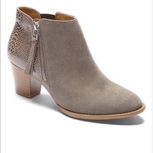 Vionic Anne Ankle Boot Greige Snake 9.5W EUC